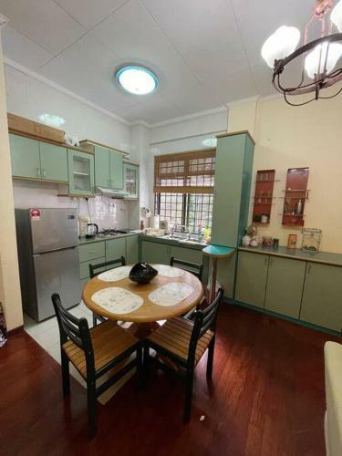 Lovely 3 Bedroom Walk-up Apartment Free Parking