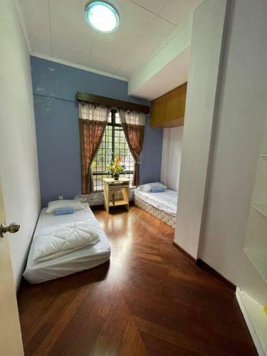 Lovely 3 Bedroom Walk-up Apartment Free Parking