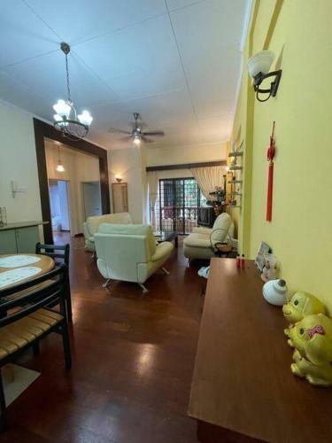 Lovely 3 Bedroom Walk-up Apartment Free Parking