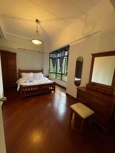 Lovely 3 Bedroom Walk-up Apartment Free Parking