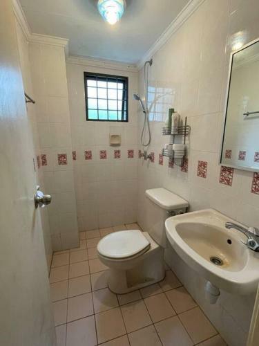 Lovely 3 Bedroom Walk-up Apartment Free Parking