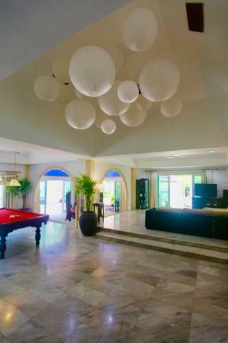 Sunshine Villa And Diving School .
