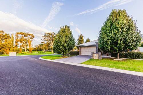 Park View Mudgee- Relax And Stroll To Everything! 3bdrm W Park Views