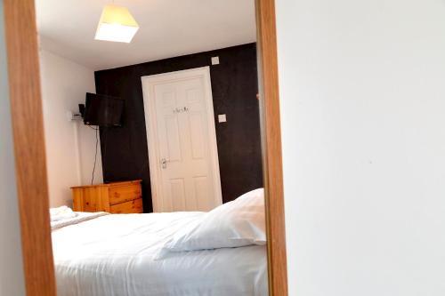 Pass The Keys Beautiful 4br With Private Garden