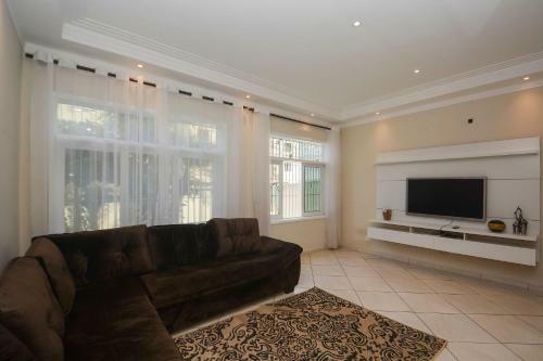 Casa Com Piscina A 200m Da Praia Do Tombo No Guaruj�