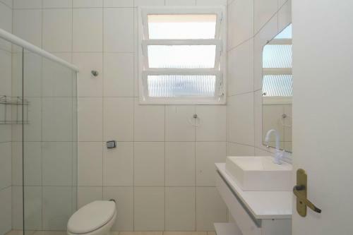 Casa Com Piscina A 200m Da Praia Do Tombo No Guaruj�