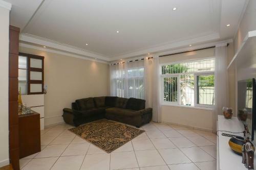 Casa Com Piscina A 200m Da Praia Do Tombo No Guaruj�