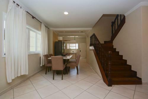 Casa Com Piscina A 200m Da Praia Do Tombo No Guaruj�