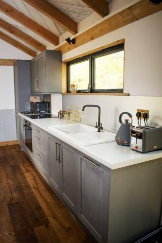 Meadow Hide - Hot Tub, Chichester