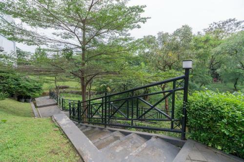 Hotel Reddoorz Apartment At Gunung Putri Square