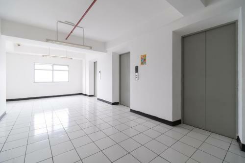 Hotel Reddoorz Apartment At Gunung Putri Square
