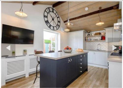 West Cottage. Central, Beautiful, 2 Mins To Beach.