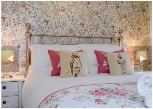 West Cottage. Central, Beautiful, 2 Mins To Beach.