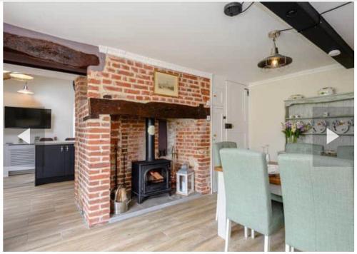West Cottage. Central, Beautiful, 2 Mins To Beach.