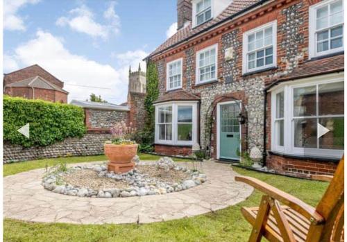 West Cottage. Central, Beautiful, 2 Mins To Beach.