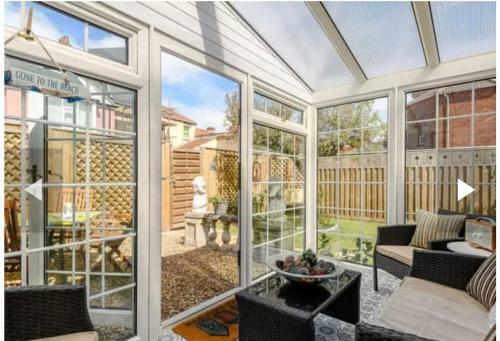 West Cottage. Central, Beautiful, 2 Mins To Beach.
