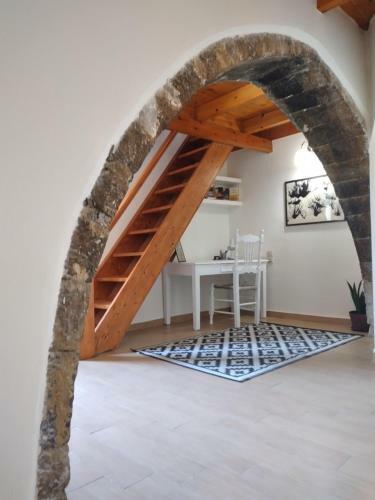 Lithos House