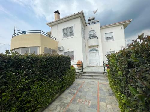 Seaside Apartment With Private Garden