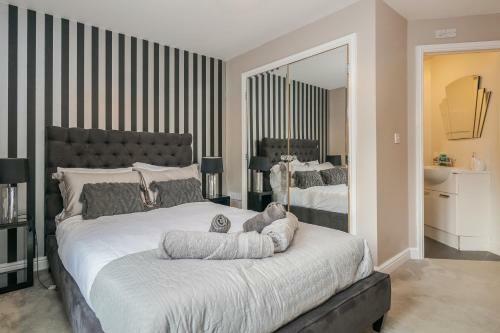 Riverside Garden Apartment In Gated Complex