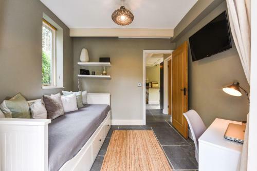 Les Charmettes , Haslemere