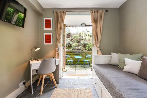 Les Charmettes , Haslemere