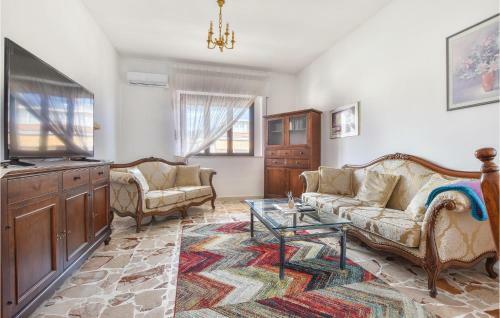 Stunning Apartment In Giarre With Wifi And 2 Bedrooms