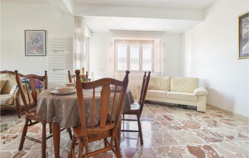 Stunning Apartment In Giarre With Wifi And 2 Bedrooms