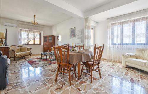 Stunning Apartment In Giarre With Wifi And 2 Bedrooms