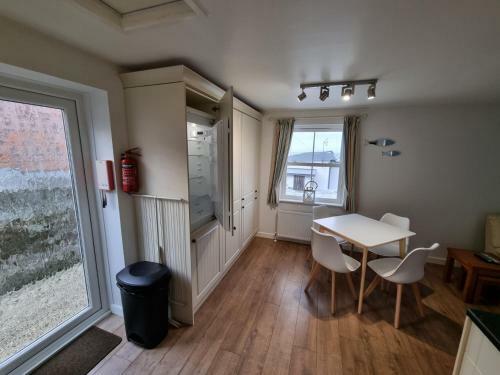 Bespoke Coastal 2 Bed Cottage With Free Parking