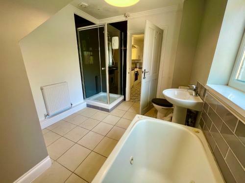 Huge Serviced Apartment With Free Parking