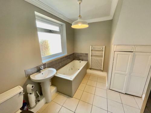 Huge Serviced Apartment With Free Parking