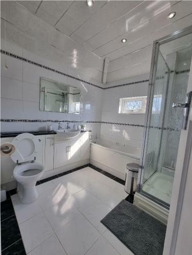 Modern 3 Bedroom Residential Home W/secure Parking