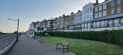 Diamond Harbour - Fresh Apartment In Ramsgate Town