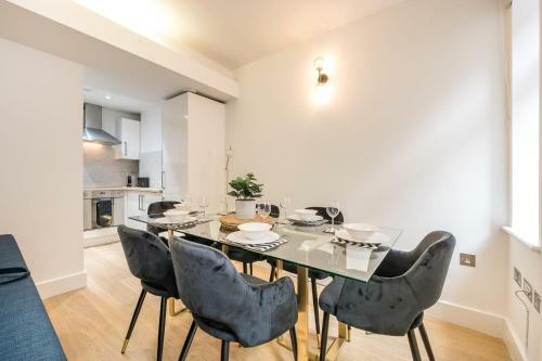 Beautifully Designed 2 Bed Apt Newly Renovated Central Netflix