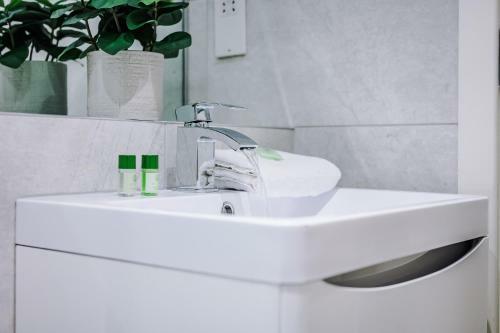 Beautifully Designed 2 Bed Apt Newly Renovated Central Netflix