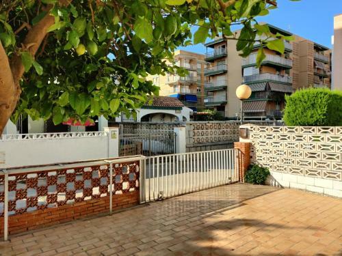 Casa Chalet Independiente En Calle Privada