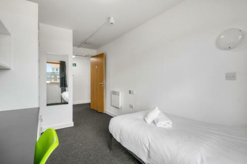 Apartamento Bright Single Room Next To City Centre!