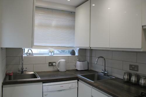 Beautiful 3 Bedroom House With Parking