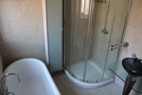 Beautiful 3 Bedroom House With Parking