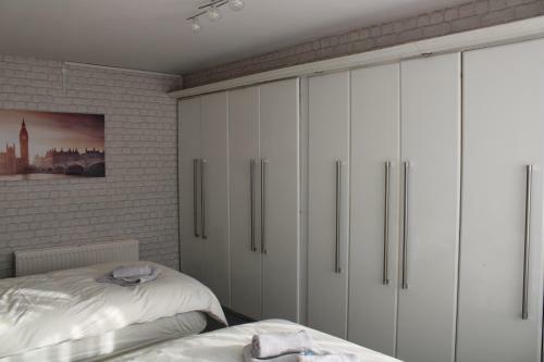 Beautiful 3 Bedroom House With Parking