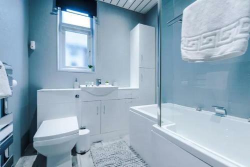 The Seedley 4 Bedroom House - Salford Manchester