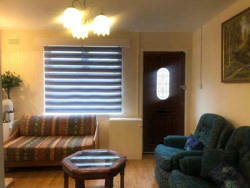 Charming 2 Bed Terrace . Close To Station