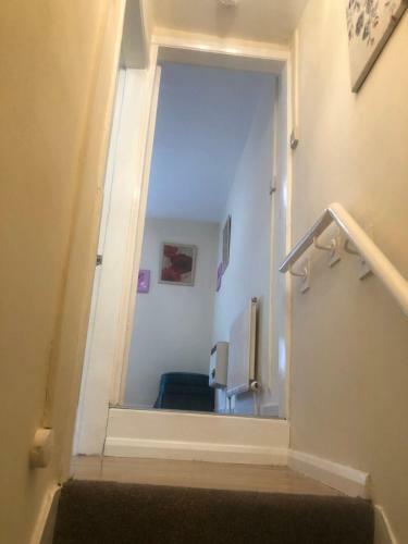 Charming 2 Bed Terrace . Close To Station