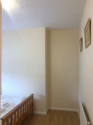 Charming 2 Bed Terrace . Close To Station