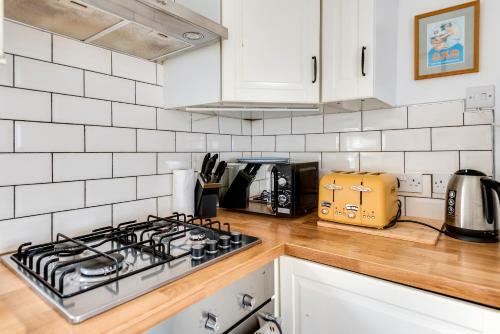 Tasteful 3-bedroom House With Private Parking - Florence Park