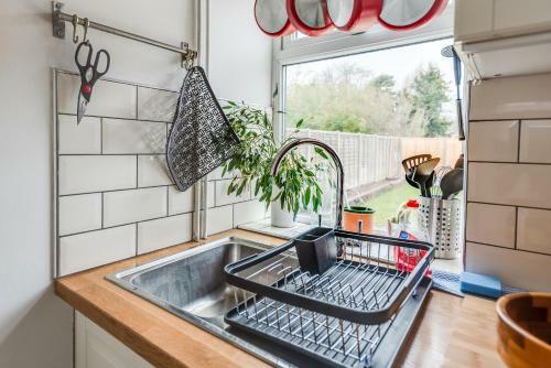 Tasteful 3-bedroom House With Private Parking - Florence Park