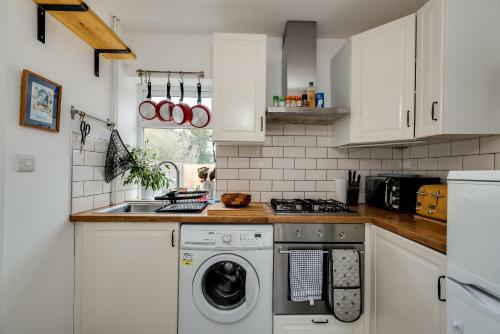 Tasteful 3-bedroom House With Private Parking - Florence Park