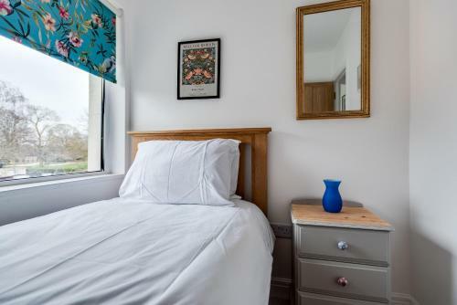 Tasteful 3-bedroom House With Private Parking - Florence Park