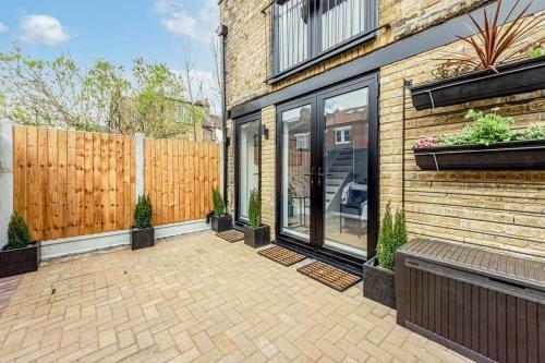 Modern Coach House On Quiet Street
