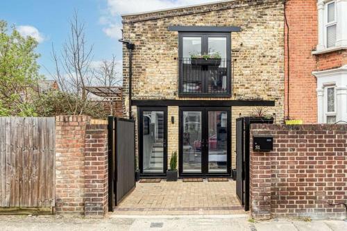 Modern Coach House On Quiet Street